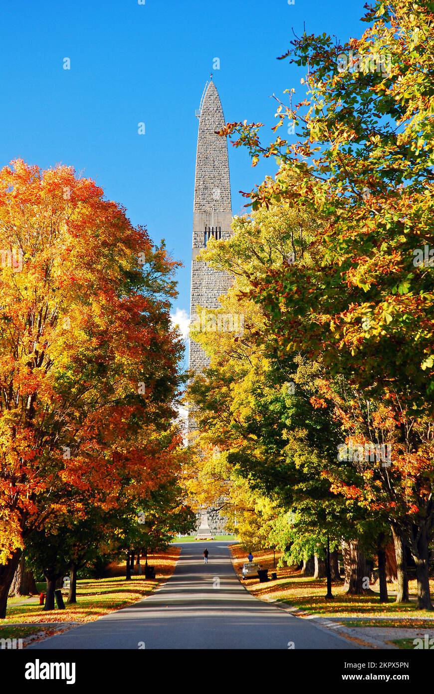 An einem sonnigen Herbsttag in Vermont, New England, umgeben der Obelisk des Bennington Battle Monument von Herbstfarben und Laubbbäumen Stockfoto