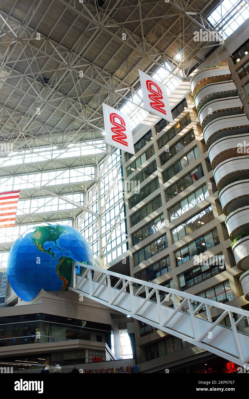 Eine lange Rolltreppe fährt im Atrium des CNN-Gebäudes in Atlanta hinauf in Richtung des Sendestudios des Nachrichtensenders Stockfoto