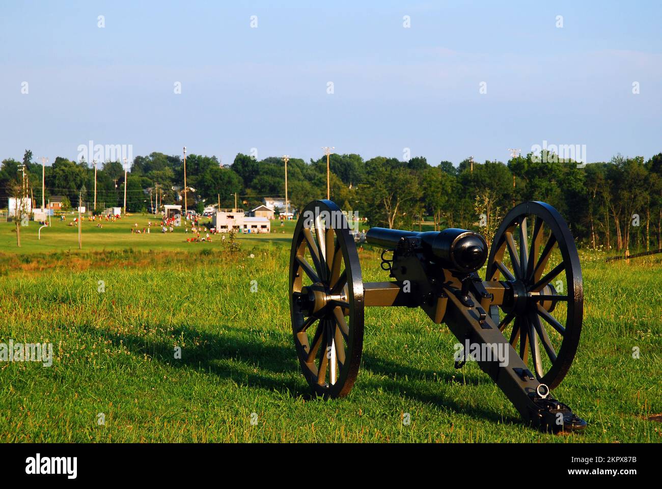 Eine Kanone aus dem Amerikanischen Bürgerkrieg scheint auf ein Sportfeld in Gettysburg, Pennsylvania, zu zielen Stockfoto