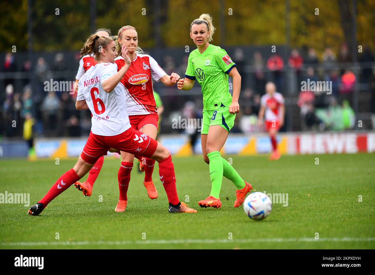 DEUTSCHLAND, KÖLN - NOWEMBER 27, 2022: Das Spiel der Frauen Bundesliga 1. FC Köln Frauen vs. VfL Wolfsburg Frauen Stockfoto