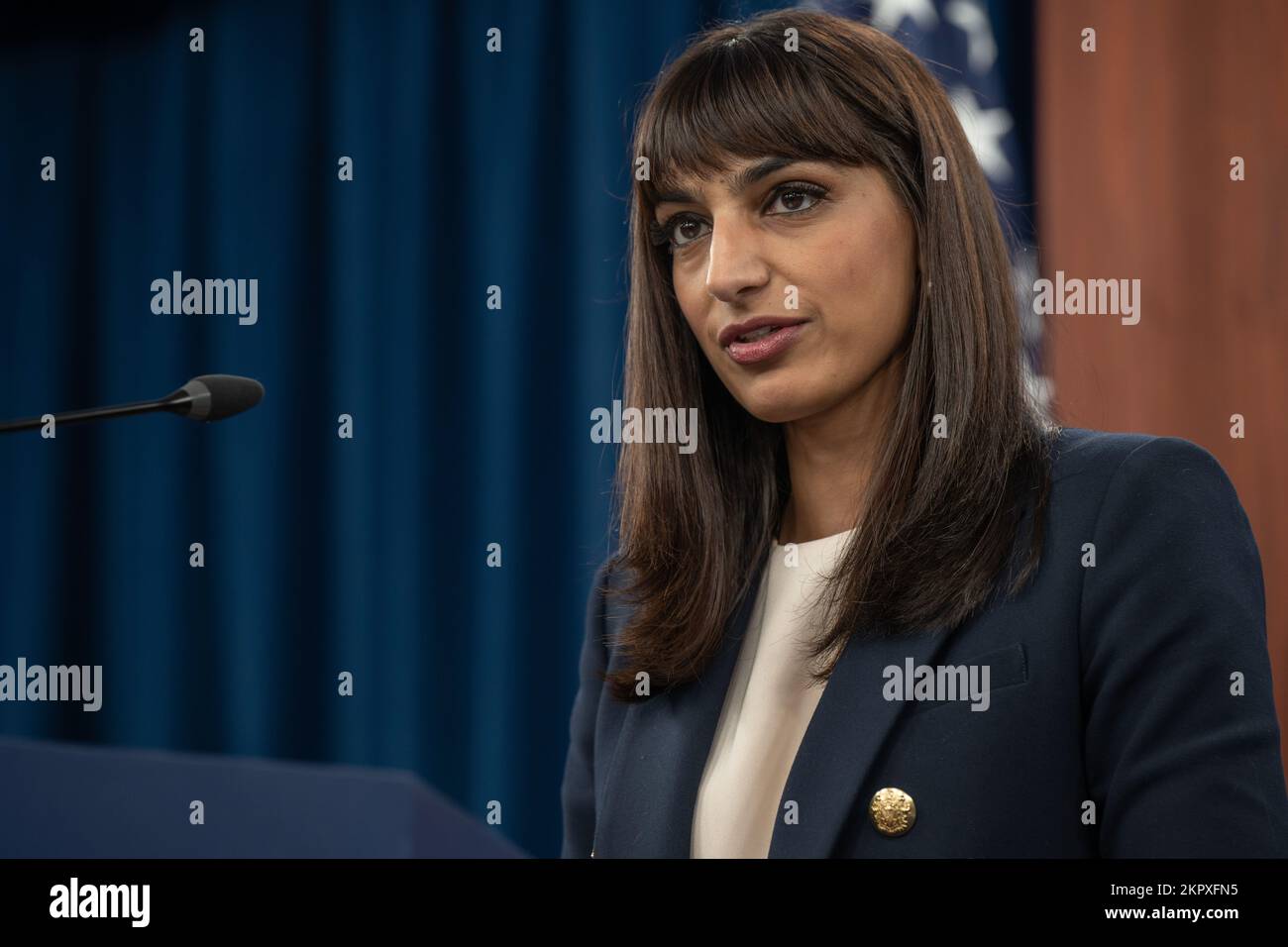 Stellvertretende Pentagon-Pressesprecherin Sabrina Singh spricht während einer Pressebriefing vor der Kamera, das Pentagon, Washington, D.C., am 4. November, 2022. Stockfoto