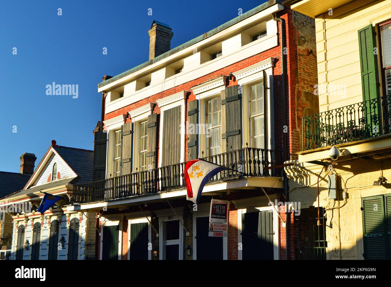 Eine Fleur de LIS Flagge fliegt von einem Balkon im New Orleans French Quarter Stockfoto