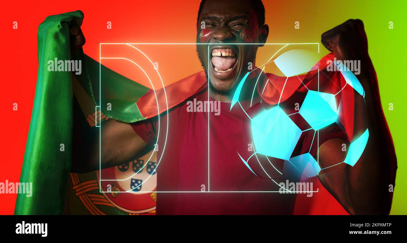 Digitales Fußballfeld und Ball über afroamerikanischen männlichen Fan mit portugiesischer Flagge schreiend Stockfoto