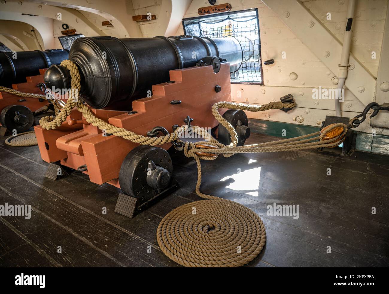 Eine von 24 Pfund schweren Waffen auf dem Gewehrdeck der USS Constitution namens Bunker Hill, die die Steißlinie und die Angelschnur zeigen Stockfoto