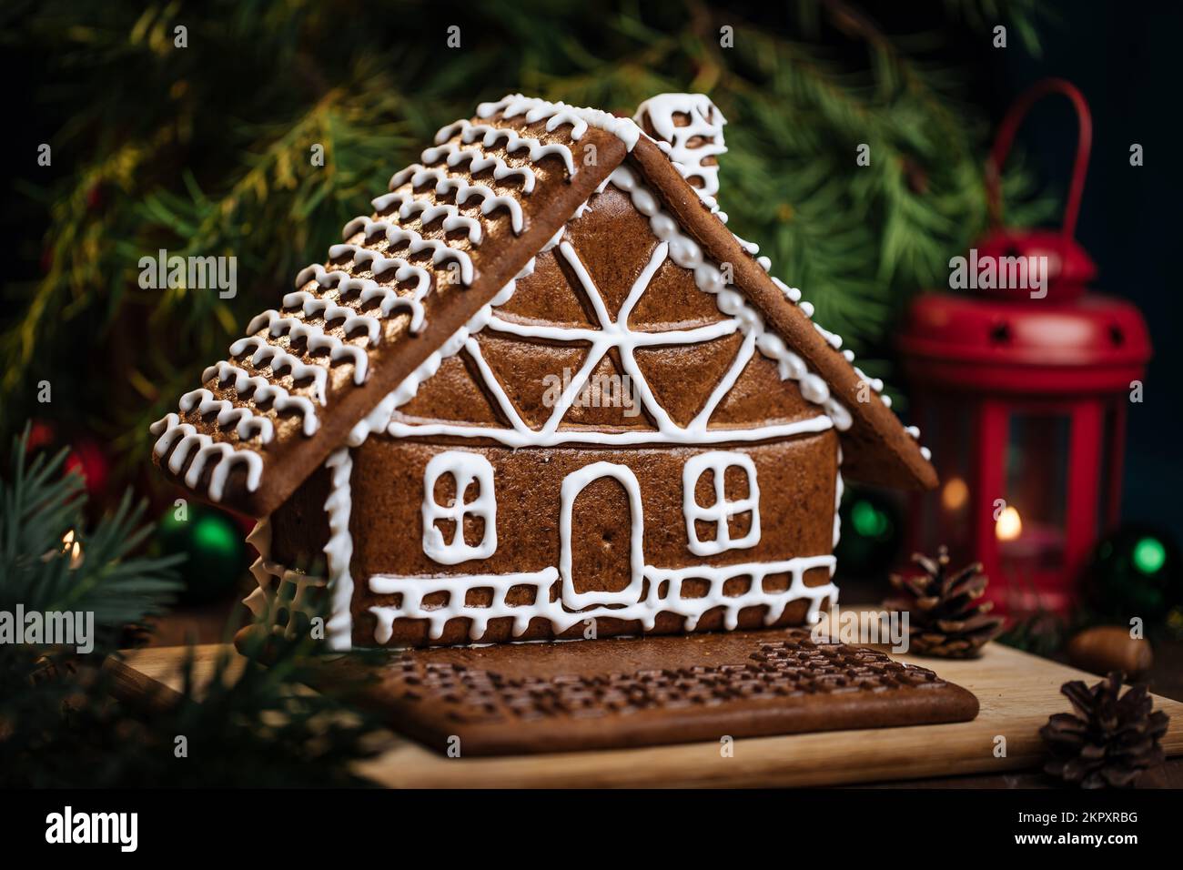 Lebkuchenhaus mit Kiefer im Hintergrund. Heirate Weihnachten und Frohes neues Jahr. Winter, festliche und gemütliche Atmosphäre. Stockfoto