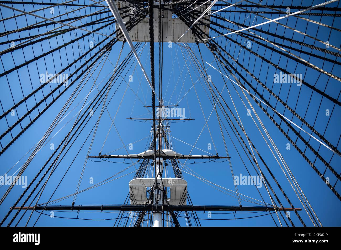 Der Hauptmast und der Mizzen-Mast auf der USS Constitution mit der Aufhängung des Hauptmastes, der den Mizzen-Mast umrahmt Stockfoto