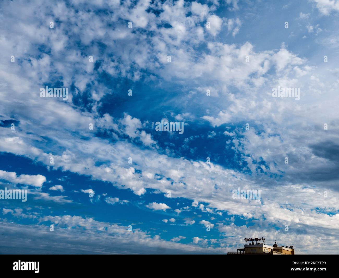 Wolken über der Stadt Fuengirola an der Costa del Sol in Südspanien Stockfoto Wolken über der Stadt Fuengirola an der Costa del Sol in Südspanien Stockfoto