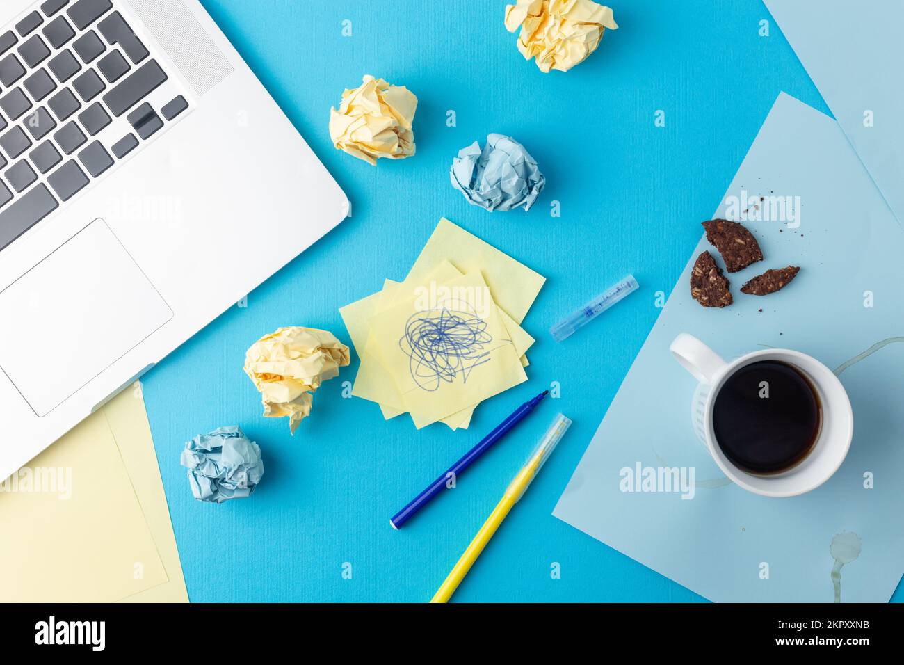 Konzept von chaotischen Büroschreibtischen in Blau und Gelb Stockfoto