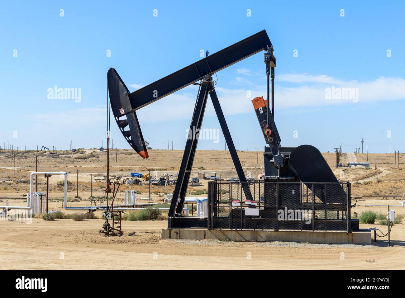 Nahaufnahme eines Pumps auf einem Ölfeld in Kalifornien an einem klaren Herbsttag Stockfoto