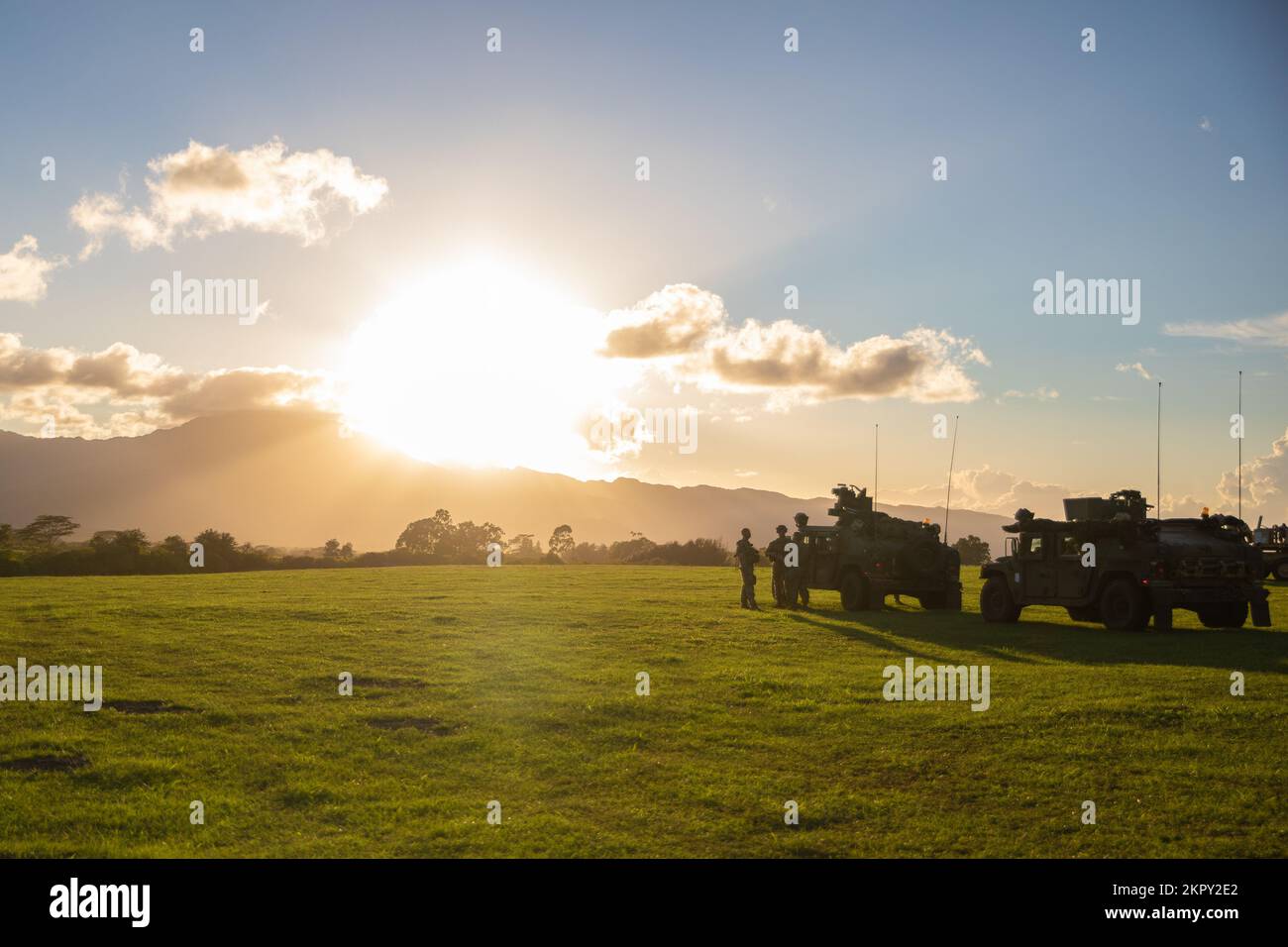 USA Soldaten der 58. Militärpolizei Kompanie, 25.. Infanteriedivision, bereithalten für eine Mission während des Joint Pacific Multinational Readiness Center (JPMRC) am Helemano Militärreservat, Hi., 2. November 2022. JPMRC 23-1 schult das 2.. Infanteriebrigaden-Kampfteam ‚Warriors‘, 25.. Infanteriedivision unter realistischen Bedingungen und stellt sicher, dass sie auf Krisen oder Konflikte vorbereitet sind. Stockfoto