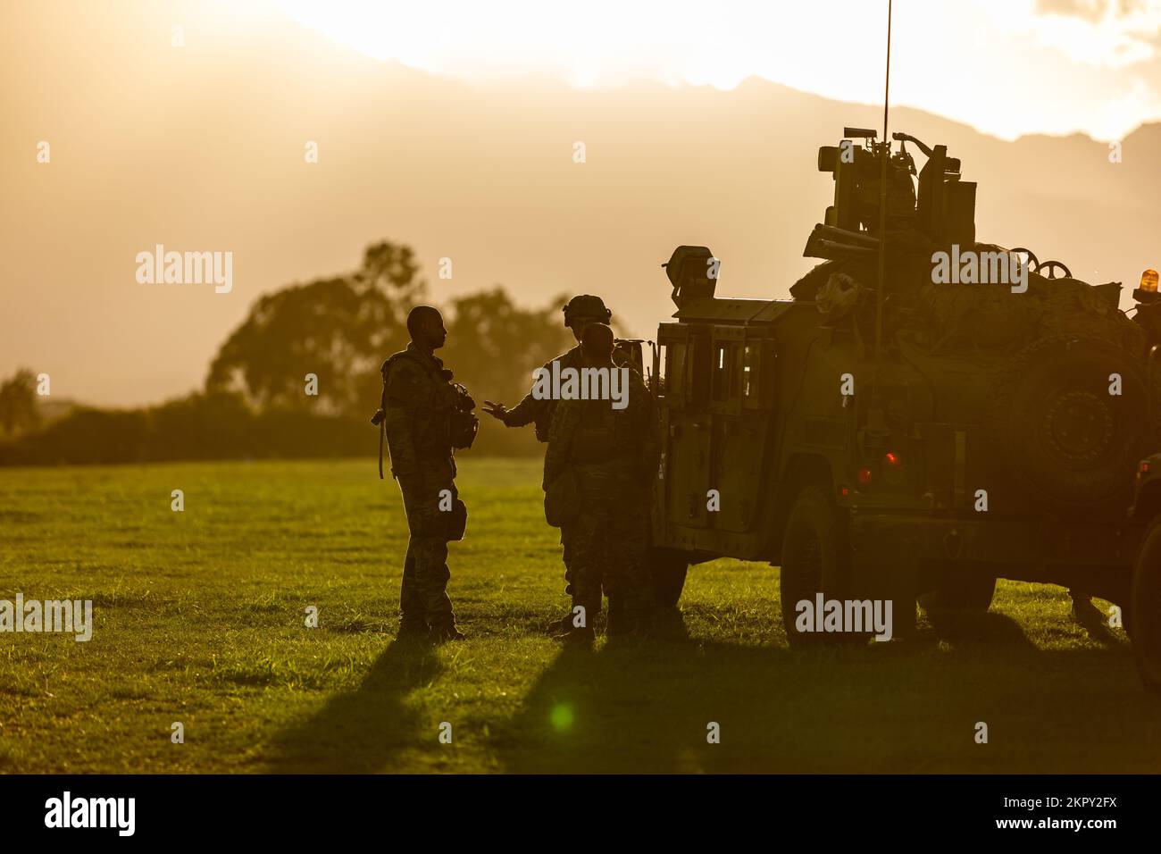 USA Soldaten der Armee mit Charlie Company 1-27 Wolfshunde, 2. Brigaden-Kampfteam, 25.. Infanteriedivision diskutieren die Mission während einer abgesetzten Patrouille während des Joint Pacific Multinational Readiness Center (JPMRC) auf der Insel O'aho, Hi., 2. November 2022. JPMRC 23-01 ist ein Rotationszentrum für regionale Kampfschulungen (CTC), das die Kampfbereitschaft in der Pacific Division der USA stärkt und eine Schlüsselrolle bei der Zusammenarbeit der Armee mit unseren regionalen Verbündeten und Partnern spielt. Stockfoto
