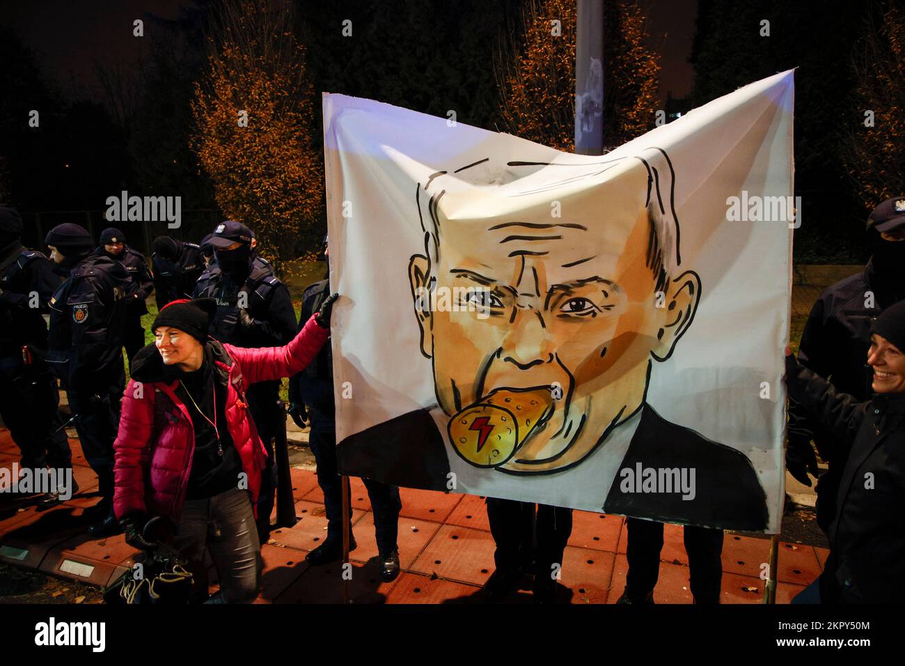 Ein Banner mit einer Charikatur des polnischen De-facto-Führers Jaroslaw Kaczynski wird während einer Kundgebung am 28. November 2022 in Warschau, Polen, gesehen. Mehrere hundert Menschen nahmen an einer Kundgebung vor dem Haus des De-facto-Führers Jaroslaw Kaczynski Teil. Zuvor hat Kaczynski, dessen herrschende Partei für Recht und Gerechtigkeit (PiS) enge Verbindungen zur katholischen Kirche hat, öffentlich erklärt, dass die sinkende Geburtenrate durch Frauen verursacht wird, die wie Männer trinken. Polen hat einige der strengsten Abtreibungsgesetze der Welt und den schlechtesten Zugang der EU zu Empfängnisverhütung. (Foto: Jaap Arriens/Sipa USA) Stockfoto