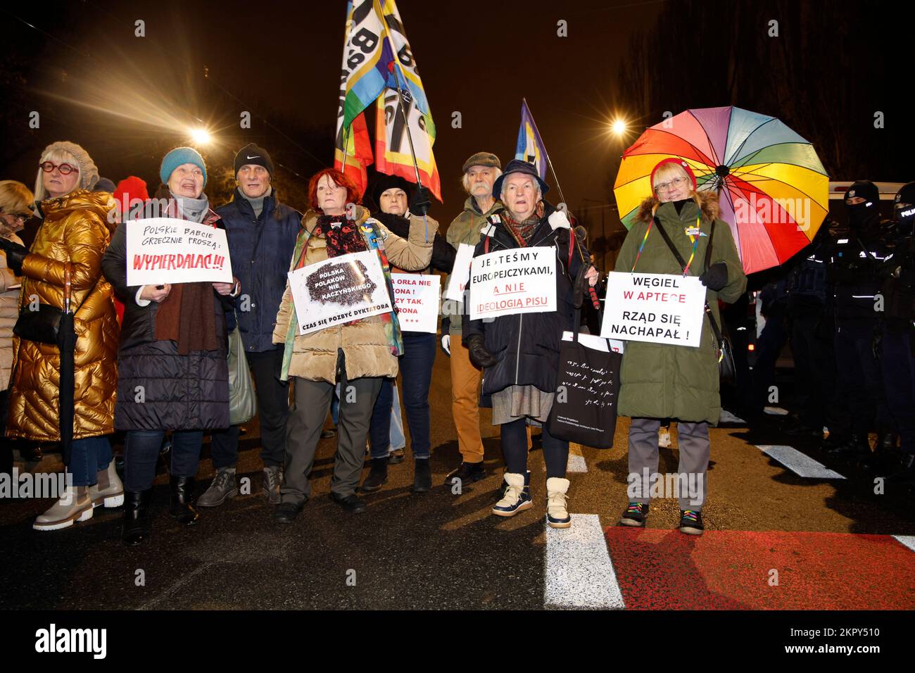 Warschau, Polen. 28.. November 2022. Eine Gruppe von Frauen wird bei einer Kundgebung am 28. November 2022 in Warschau (Polen) gesehen. Mehrere hundert Menschen nahmen an einer Kundgebung vor dem Haus des De-facto-Führers Jaroslaw Kaczynski Teil. Zuvor hat Kaczynski, dessen herrschende Partei für Recht und Gerechtigkeit (PiS) enge Verbindungen zur katholischen Kirche hat, öffentlich erklärt, dass die sinkende Geburtenrate durch Frauen verursacht wird, die wie Männer trinken. Polen hat einige der strengsten Abtreibungsgesetze der Welt und den schlechtesten Zugang der EU zu Empfängnisverhütung. (Foto: Jaap Arriens/Sipa USA) Guthaben: SIPA USA/Alamy Live News Stockfoto