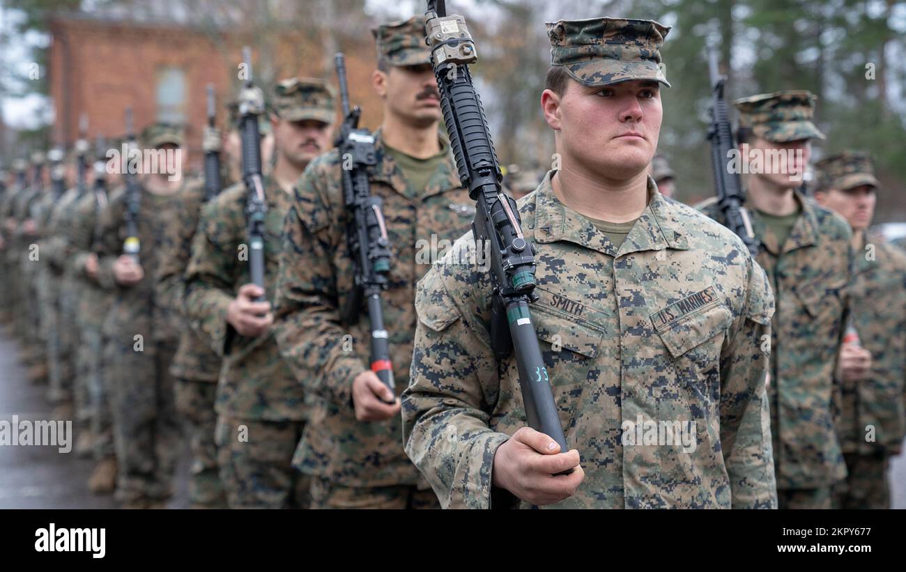 USA Marines mit Combat Logistics Battalion 6 (CLB-6) stehen während einer Parade am 4. November 2022 in Dragsvik, Finnland, in Formation. USA Marines mit CLB-6 wurden zur Teilnahme an einer Zeremonie und anschließenden Parade mit finnischen Militärmitgliedern eingeladen, um den finnischen Tag des schwedischen Kulturerbes, ein Feiertag zur Feier der finnisch-schwedischen Kultur und der Zweisprachigkeit Finnlands, zu feiern. Stockfoto