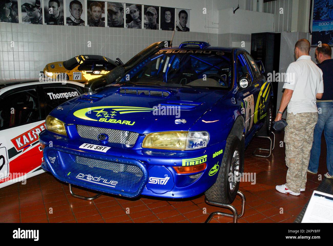 Richard Burns gewinnt 2000 Safari Rally Subaru Impreza WRC Rally Car T14SRT im Prodrive-Hauptsitz in Banbury, Großbritannien. Heritage Kollektion Stockfoto