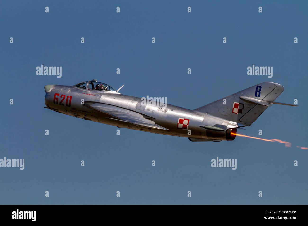 Randy Ball führt eine Flugvorführung in einer MiG-17PF auf der 2017 Airshow London (Ontario, Kanada) durch. Stockfoto