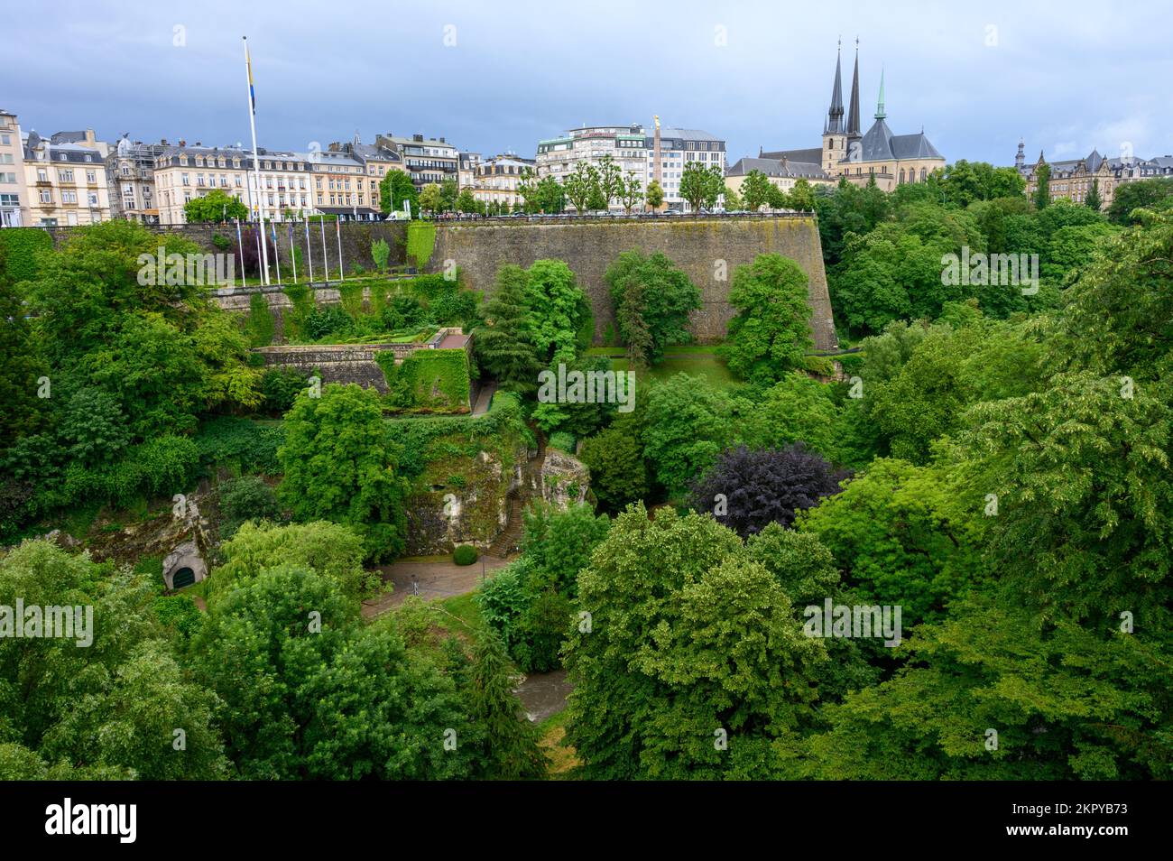 Blick auf die Stadt Luxemburg mit den Pétrusse-Parks, der Kathedrale Notre-Dame und Gëlle Fra (Denkmal der Erinnerung). Stockfoto