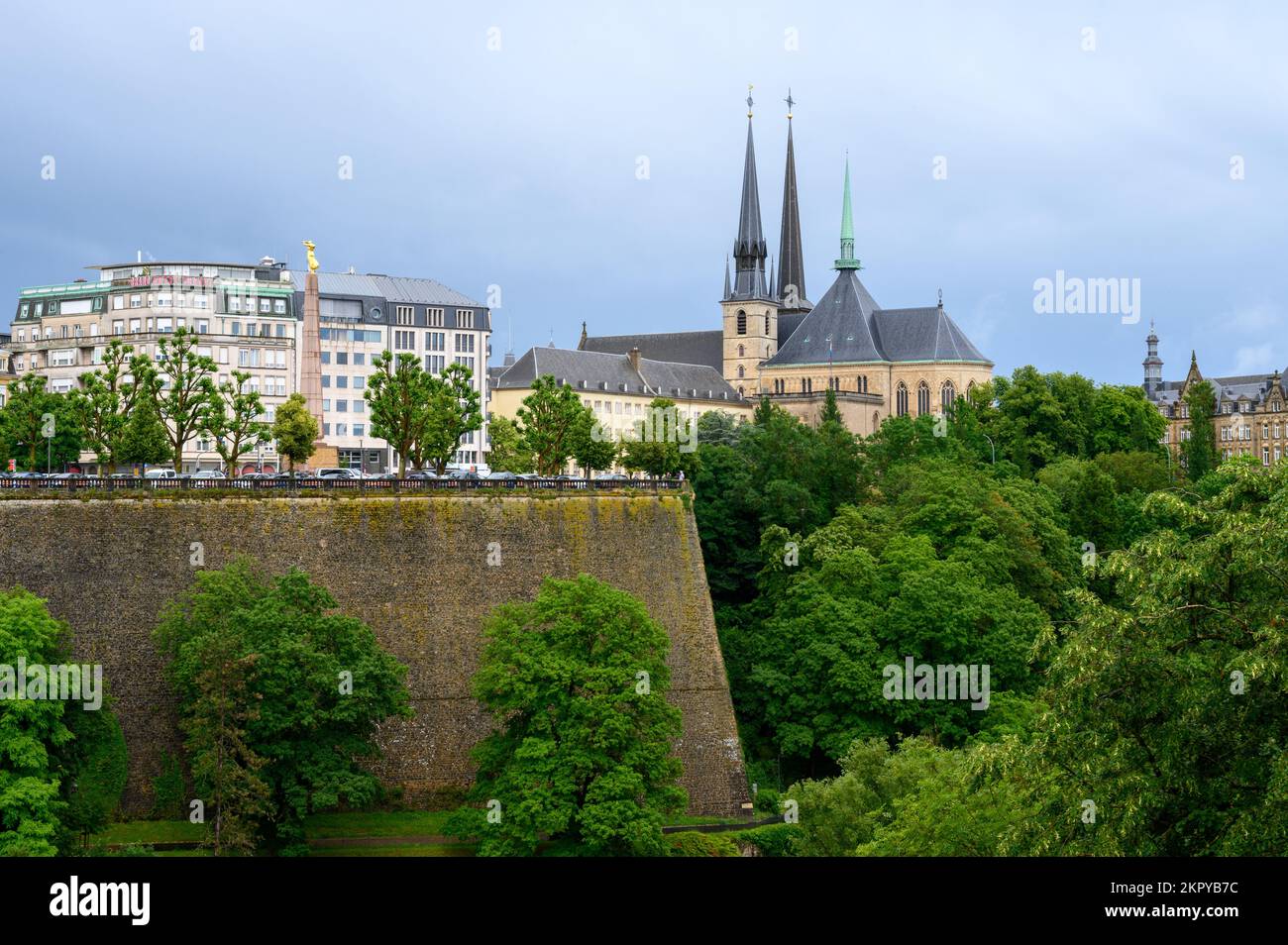 Blick auf die Stadt Luxemburg mit den Pétrusse-Parks, der Kathedrale Notre-Dame und Gëlle Fra (Denkmal der Erinnerung). Stockfoto