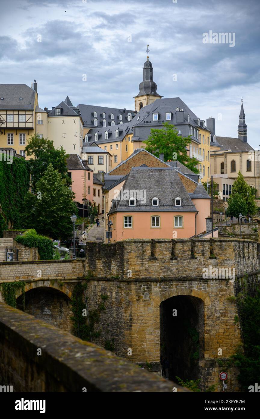 Blick auf die Altstadt von Luxemburg (Ville-Haute) vom Chemin de la Corniche. Stockfoto