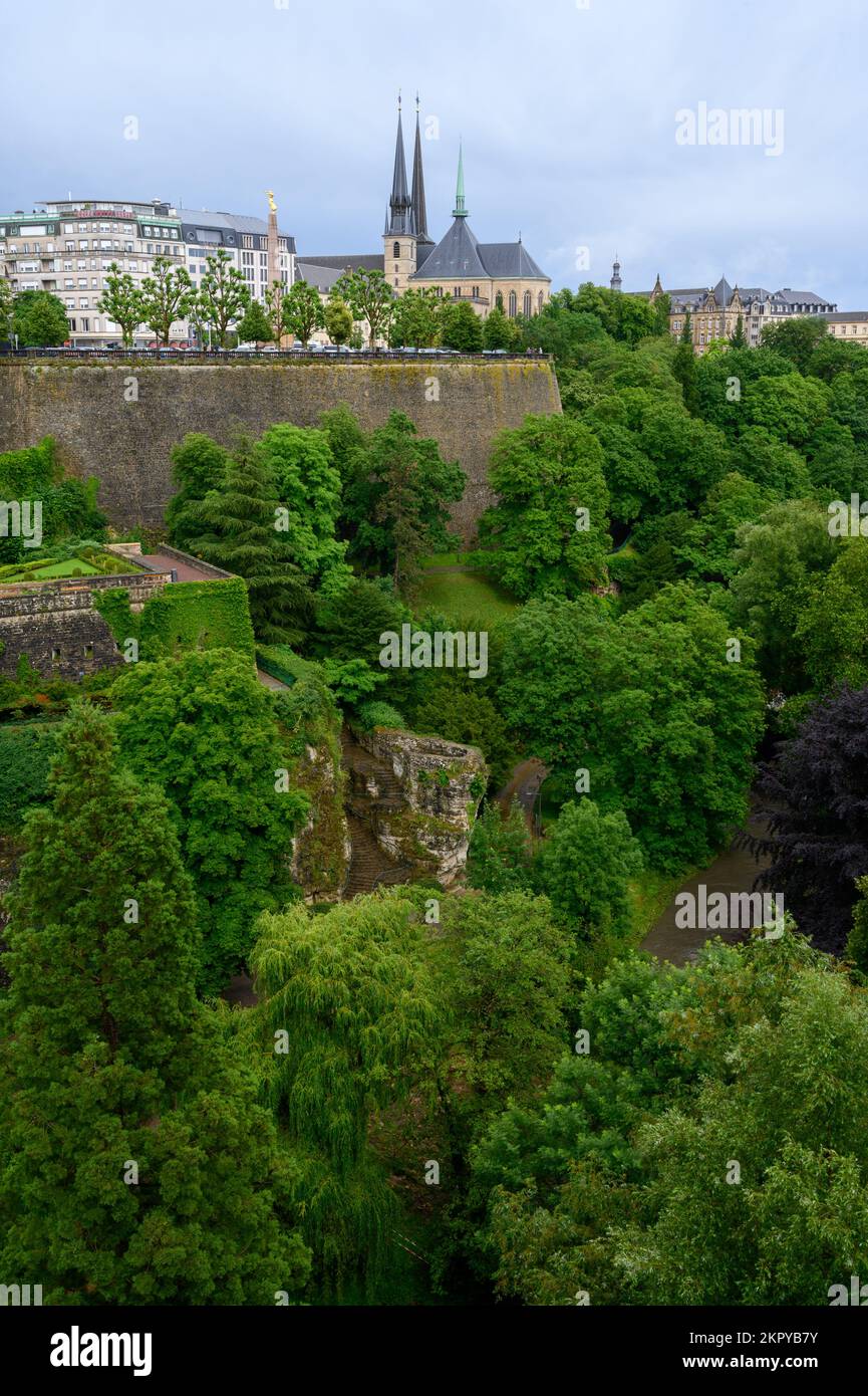 Blick auf die Stadt Luxemburg mit den Pétrusse-Parks, der Kathedrale Notre-Dame und Gëlle Fra (Denkmal der Erinnerung). Stockfoto