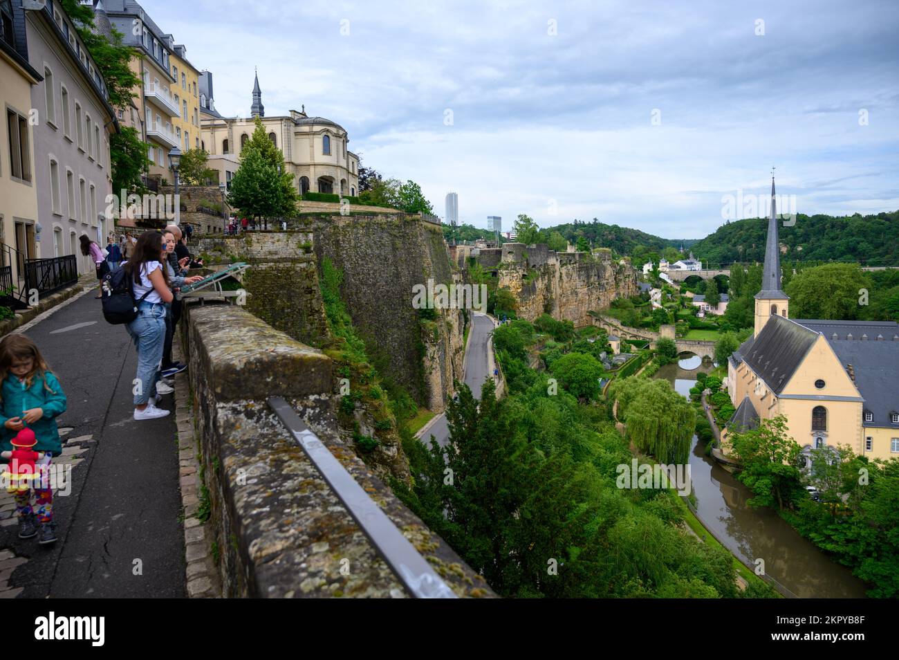 Blick auf die Altstadt von Luxemburg (Ville-Haute) sowie auf das "Grund" unten vom Chemin de la Corniche. Stockfoto