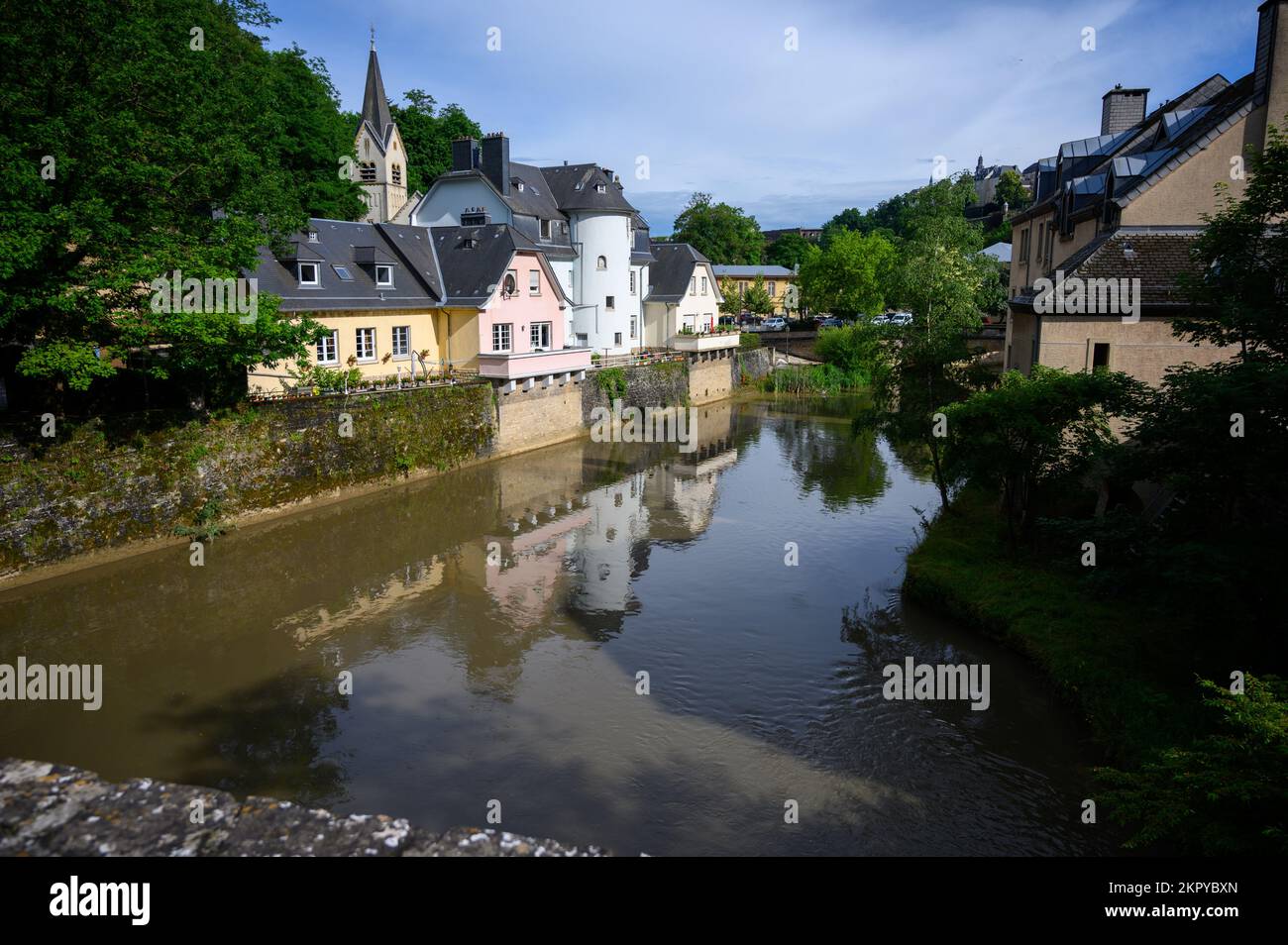 Die Alzette im Bezirk Pfaffenthal der Stadt Luxemburg. Stockfoto