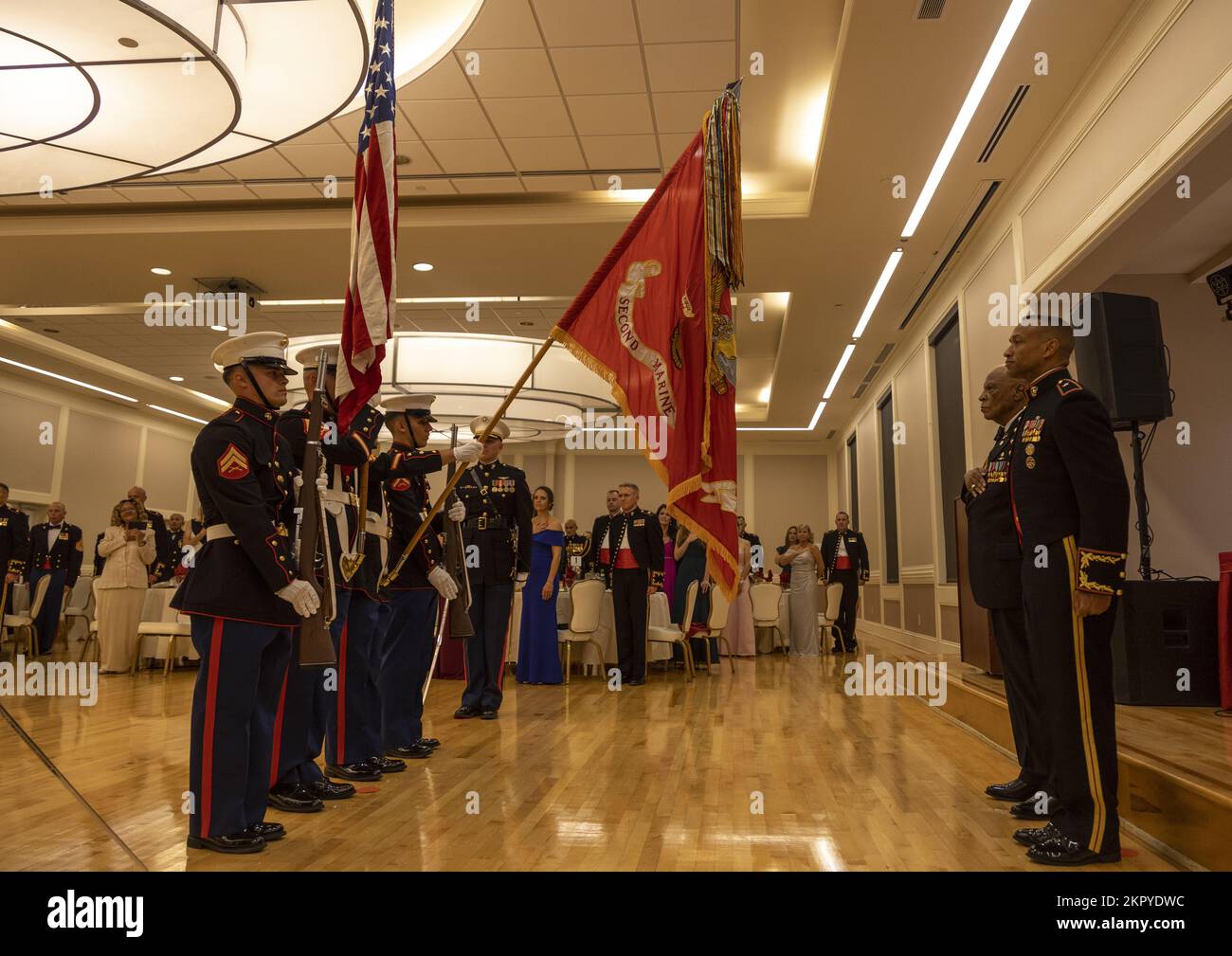Der 2D Marine Division Colour Guard präsentiert die Farben während des 2D MARDIV 247. Marine Corps Geburtstagsballs in Camp Lejeune, North Carolina, am 4. November 2022. Der Geburtstagsball feiert die Tradition des Marine Corps und das Erbe der Generationen von der Vergangenheit bis zur Zukunft der Kriegsorganisation. Stockfoto