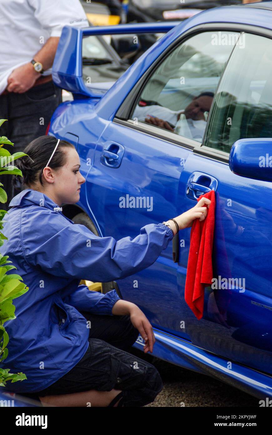 Weibliches Detail poliert ein Subaru Impreza Auto bei der McRae-Rallye zur Erinnerung an den Todestag des Rennfahrers Stockfoto