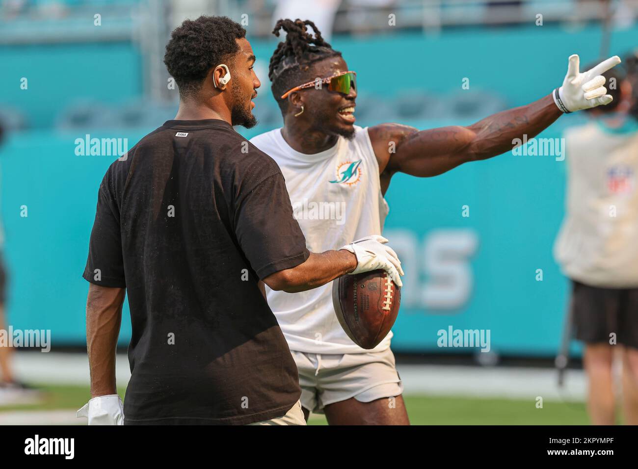 Nach Miami. FL USA; die Miami Dolphins Wide Receivers Tyreek Hill (10) und Jaylen (17) watschten vor einem NFL-Spiel gegen den Houston während der Aufwärmphase vor dem Spiel Stockfoto