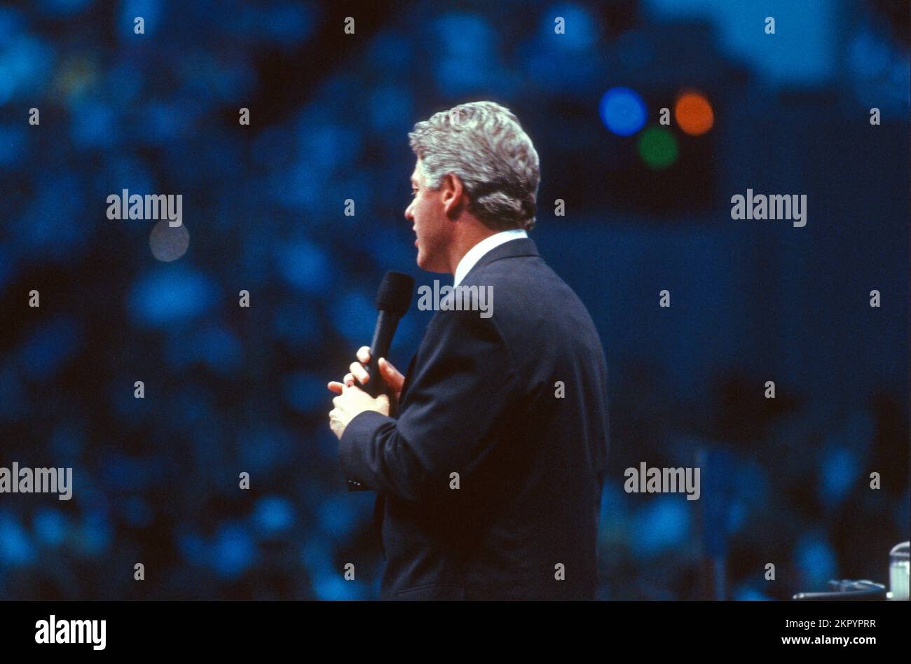 Gouverneur Bill Clinton (Demokrat von Arkansas) spricht am 7. Juli 1992 auf der National Education Association (NEA) Convention in Washington, DC. Kredit: Ron Sachs/CNP Stockfoto