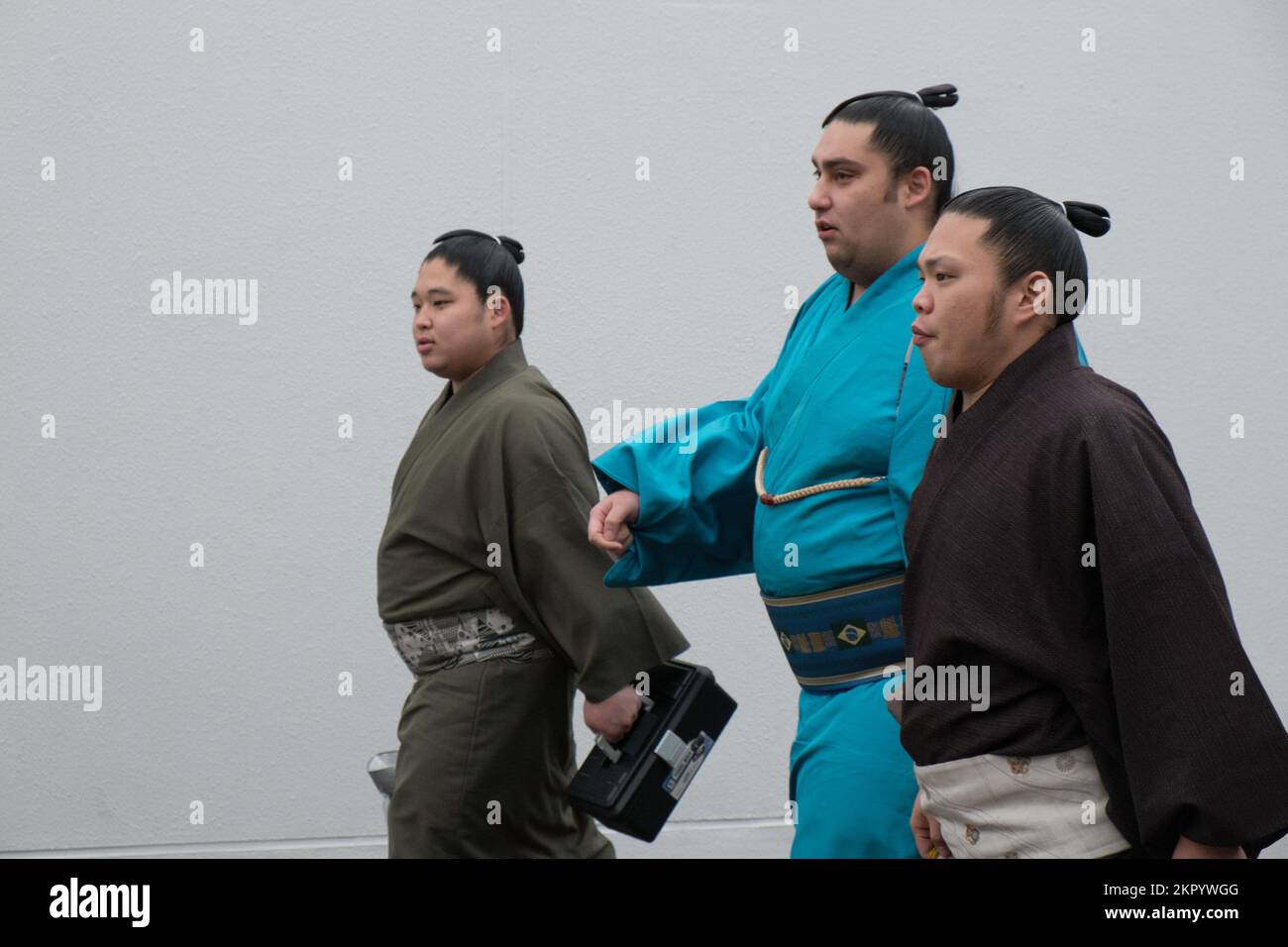 Tokio, Japan - 24. Januar 2014: Japanischer Sumo-Ringer im Ryogoku Kokugikan-Stadion marschiert zum Partecipate zum Winter-Sumo-Turnier Stockfoto