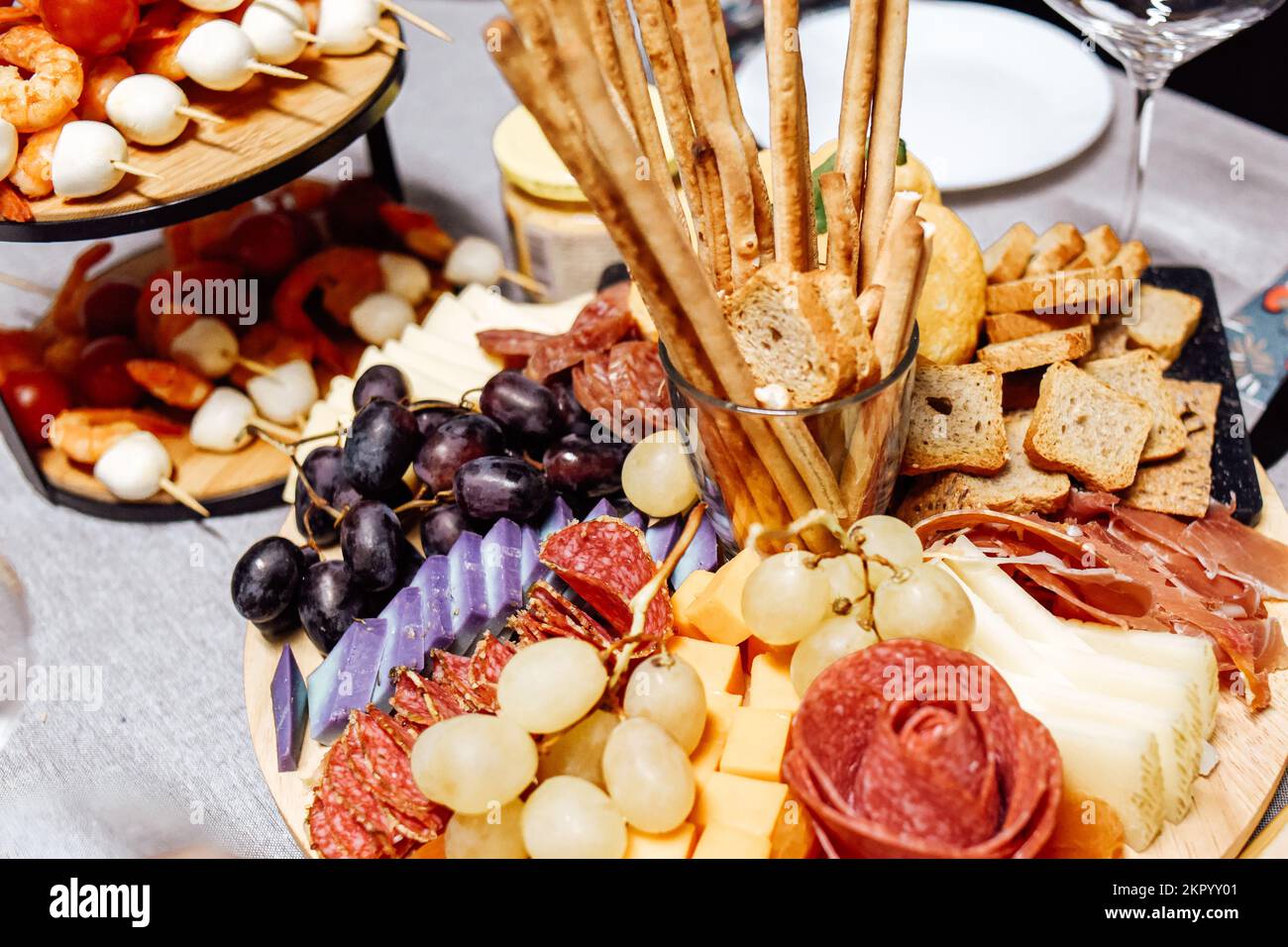 Käseplatte, Käseplatte, Fleisch und Brett. Gemüse und Obst mit Käse und Schokolade, Prosciutto und Salami mit Brot. Großes Snackboard für Stockfoto