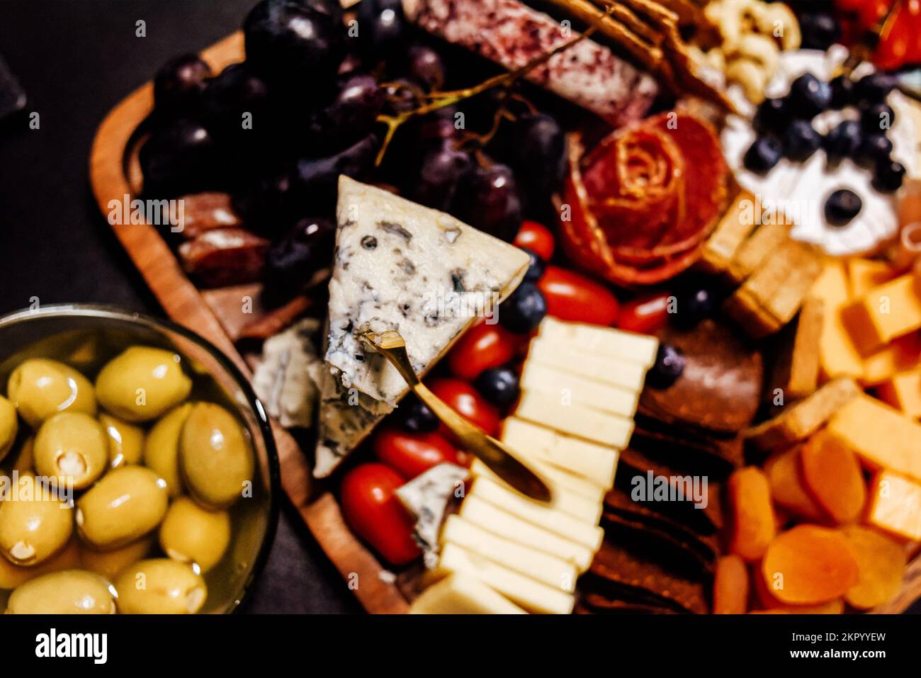 Käseplatte, Käseplatte, Fleisch und Brett. Gemüse und Obst mit Käse und Schokolade, Prosciutto und Salami mit Brot. Großes Snackboard für Stockfoto