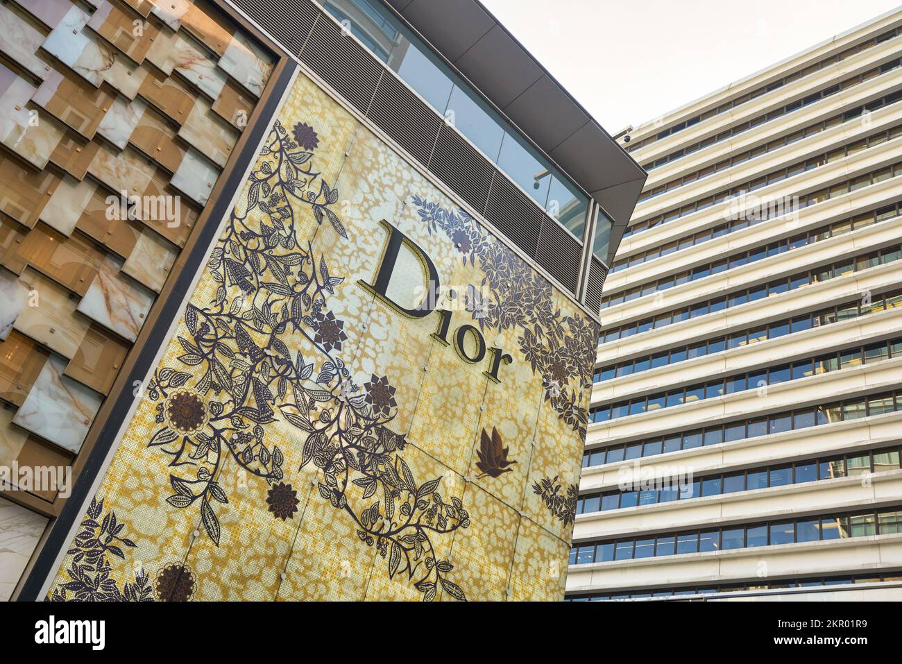 HONGKONG - CIRCA DEZEMBER 2019: Dior-Schild wie beim Gebäude in Hongkong. Stockfoto