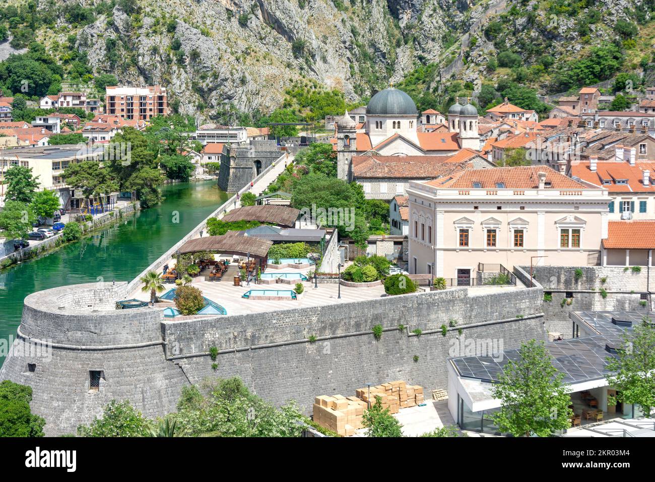 Kampana Tower und Scurda Moat, Altstadt, Kotor, Dalmatien, Montenegro Stockfoto