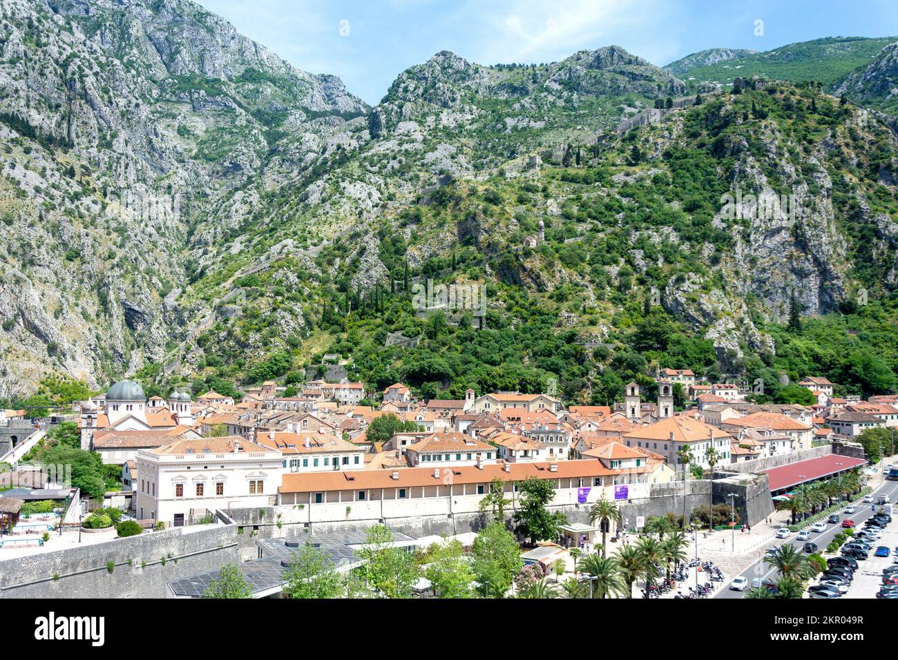 Blick aus der Vogelperspektive auf die Altstadt und die Berge, Kotor, Dalmatien, Montenegro Stockfoto