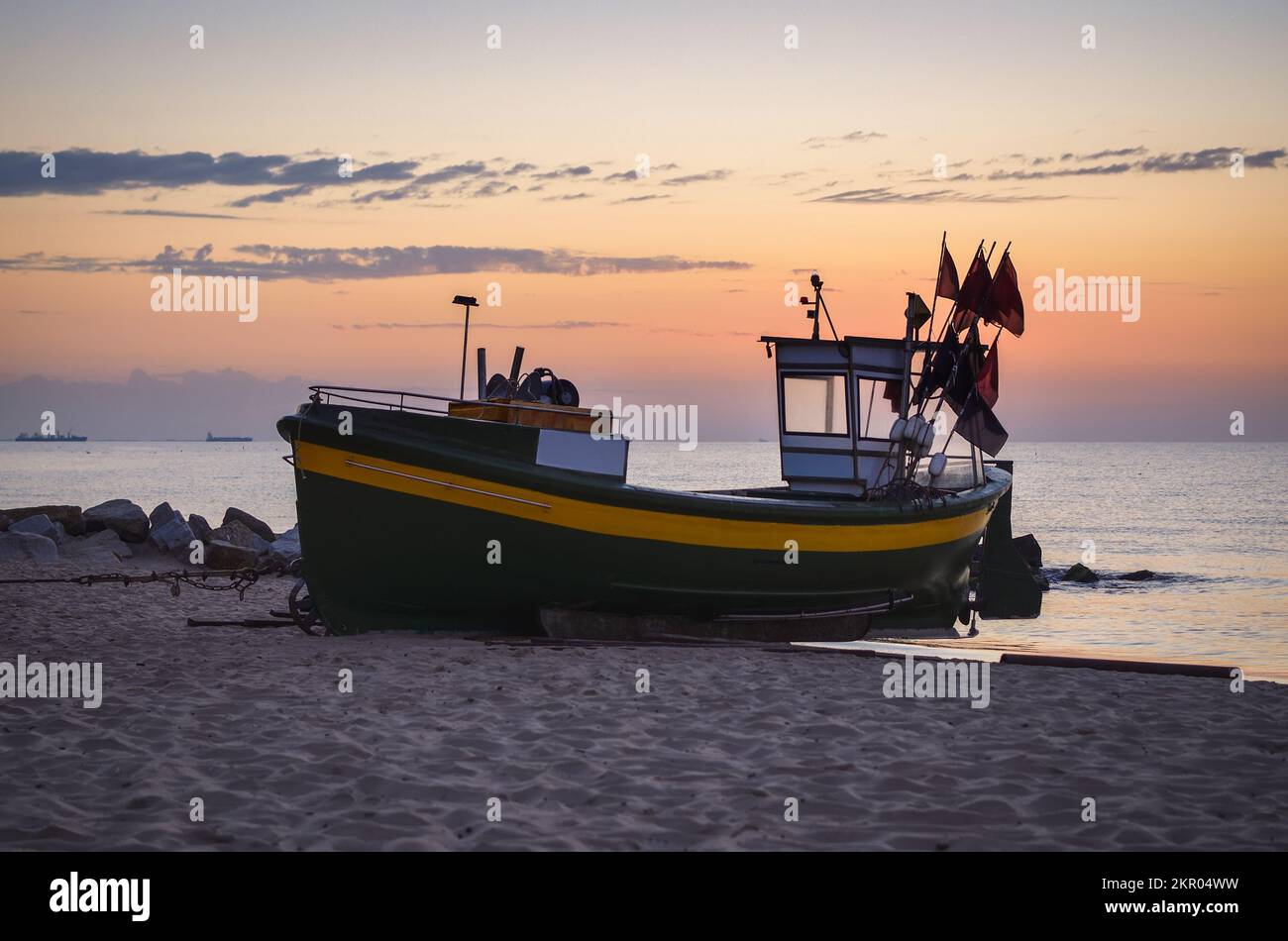 Schöner Morgenblick an der polnischen Küste in Gdynia. Schiff auf einem Sandstrand am Morgen. Stockfoto