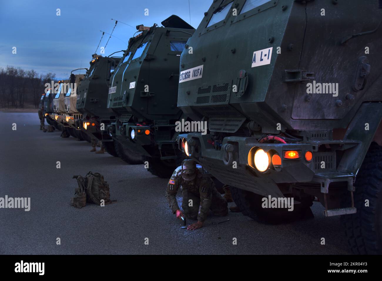 Soldaten von A Battery, 182. Feldartillerie, Michigan Nationalgarde, führen vorbeugende Wartungskontrollen und -Dienste (Pmsc) an einem HIMARS während der Schulung zur Vorbereitung des bevorstehenden Einsatzes der Einheit durch, Camp Grayling, Mich, 4. November 2022. Stockfoto