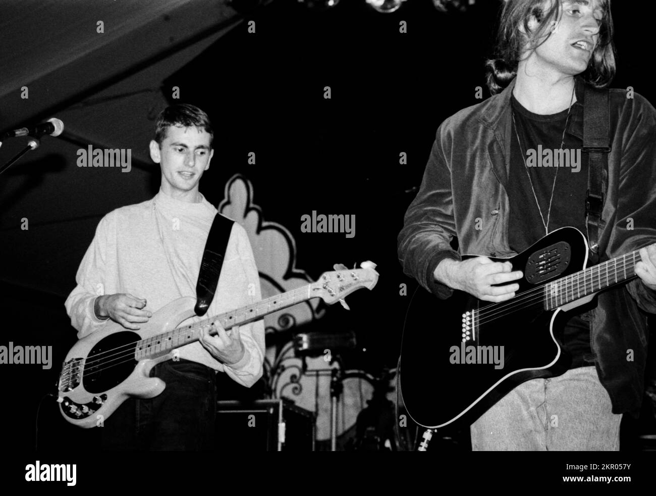 James spielte in den 1990er Jahren live im Konzert – Jim Glennie (Bass) und Saul Davies (Gitarre) traten mit der Manchester Britpop Band James beim Tamaris Rock Festival 1992 auf Stockfoto