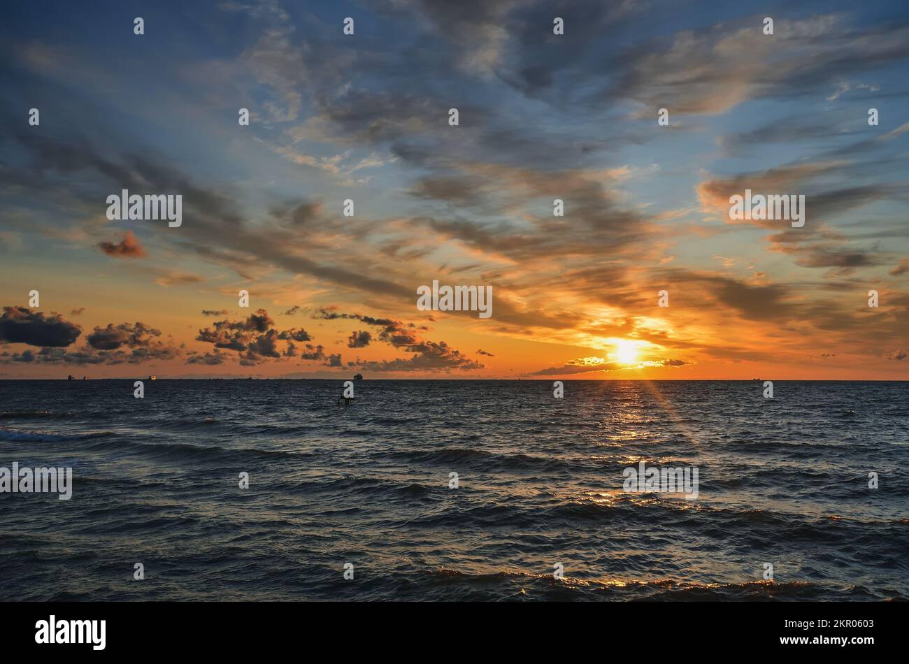 Wunderschöner Blick aufs Meer. Sonnenaufgang über dem Meer. Foto wurde in Gdynia, Polen, aufgenommen. Stockfoto