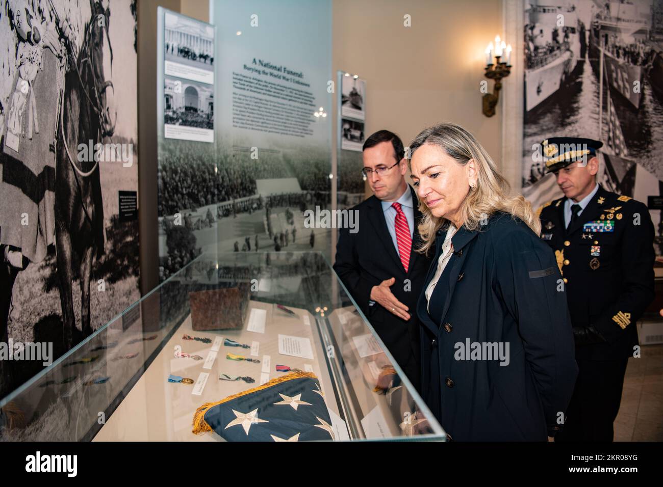 Tim Frank (links), Historiker des Nationalfriedhofs Arlington, führt die italienische Botschafterin Mariangela Zappia (Zentrum) durch den Ausstellungsraum des Memorial Amphitheater auf dem Nationalfriedhof Arlington, Arlington, Virginia, am 4. November 2022. Stockfoto