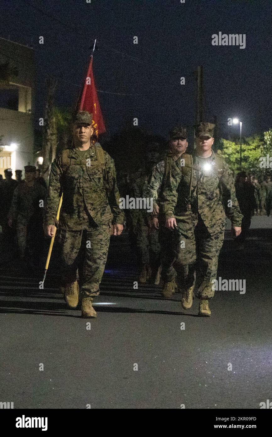 USA Oberstleutnant Benjamin Fiala, kommandierender Offizier, Hauptquartier und Hauptquartier-Staffel (H&HS), und Sergeant Major Christine Henning, Sergeant Major, H&HS, führen die Staffel in Formation während einer Staffelwanderung auf der Marine Corps Air Station Beaufort, South Carolina, 4. November 2022. Die Mitglieder des Rates der nicht kommissionierten Offiziere lasen die Zitate des Empfängers der Ehrenmedaille, die von Gefreiten bis zu Sgt. Während der Kontrollpunkte reichten, um früheren Marines Tribut zu zollen. Stockfoto