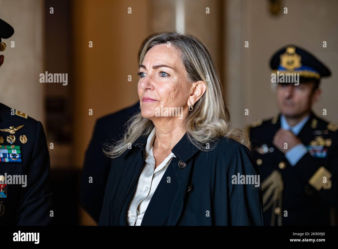 Die italienische Botschafterin Mariangela Zappia hört sich eine Einweisung eines Grabwächters an, wie man am Grab des unbekannten Soldaten auf dem Nationalfriedhof Arlington, Arlington, Virginia, einen Kranz legt, am 4. November 2022. Stockfoto