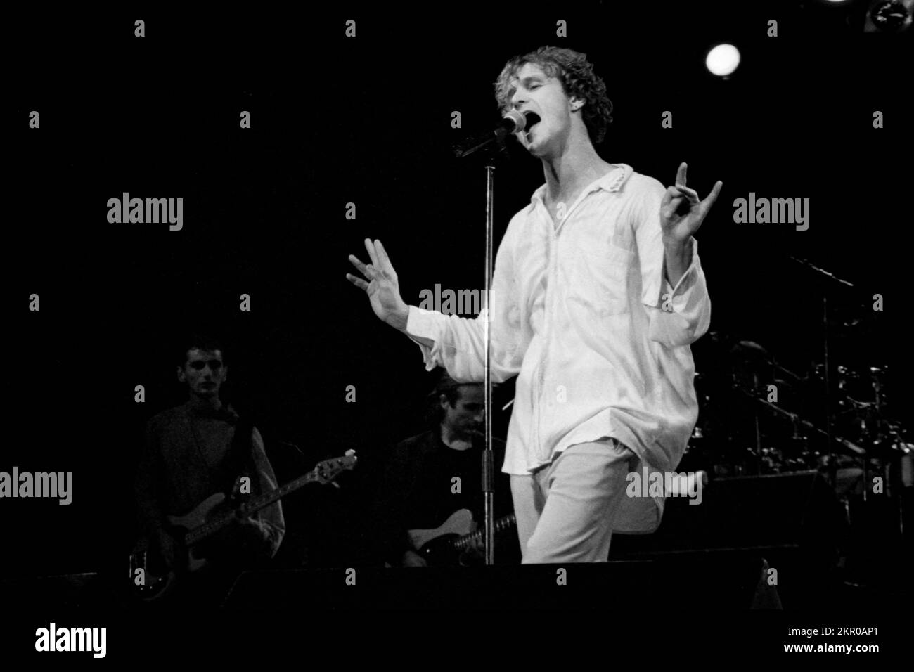 James live in einem Konzert in den 1990er Jahren - Tim Booth, Sänger von James, auf der Bühne mit seiner Band beim Tamaris Rock Festival, 1992, Frankreich Stockfoto