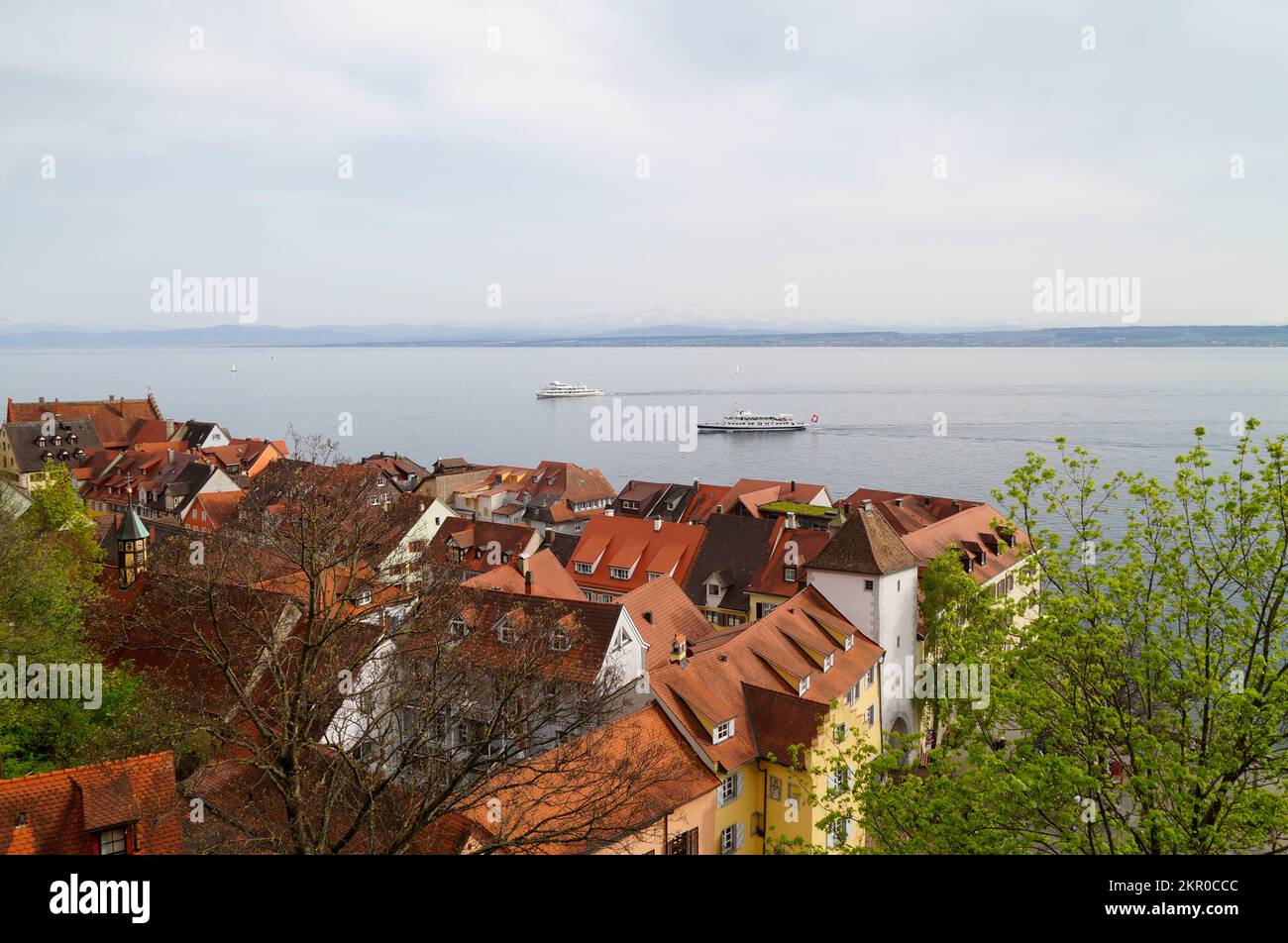 Blick über die Dächer der malerischen mittelalterlichen deutschen Stadt Meersburg am Bodensee oder Bodensee an einem bedeckten Tag im Frühling (Deutschland) Stockfoto