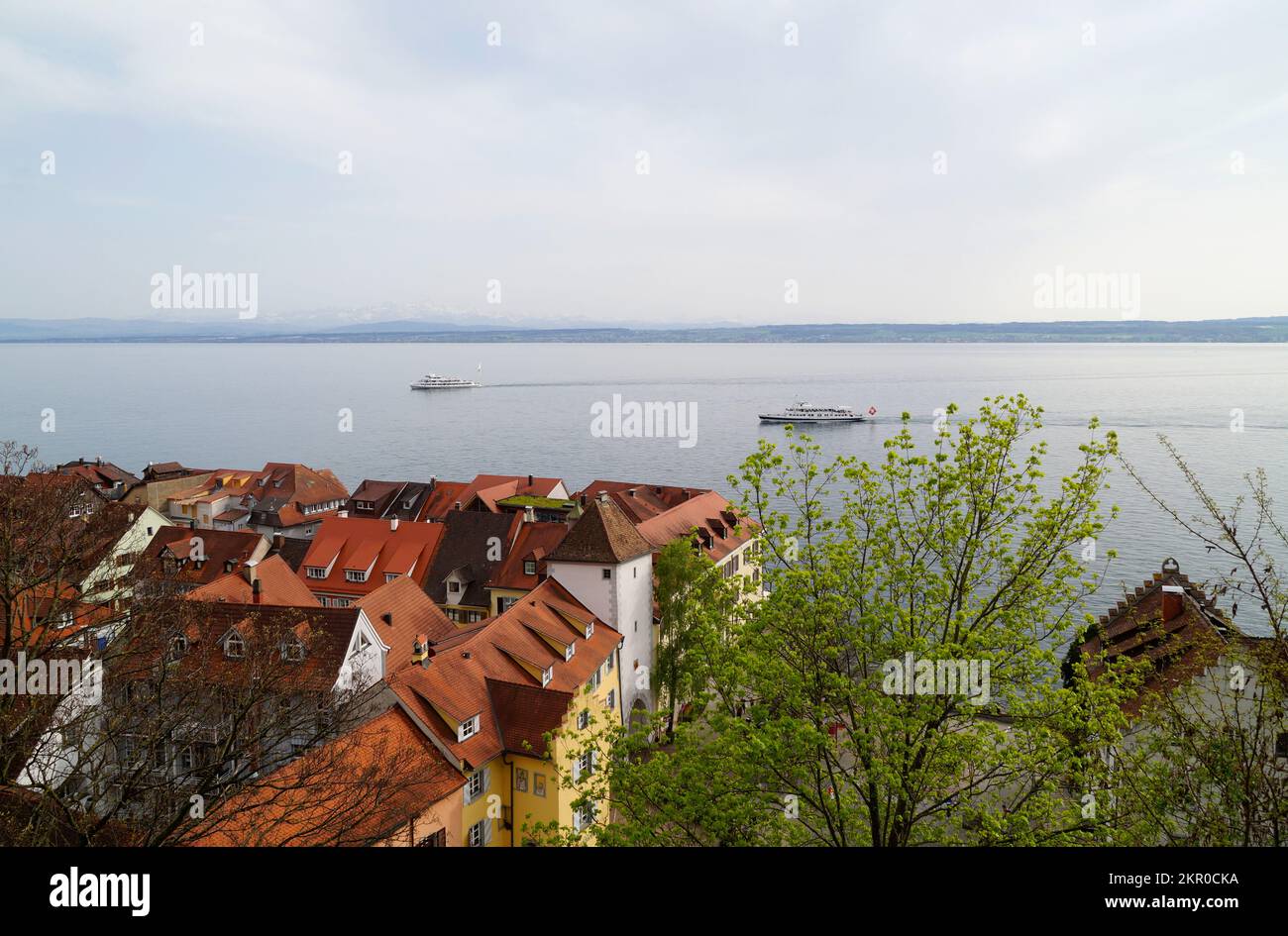 Blick über die Dächer der malerischen mittelalterlichen deutschen Stadt Meersburg am Bodensee oder Bodensee an einem bedeckten Tag im Frühling (Deutschland) Stockfoto