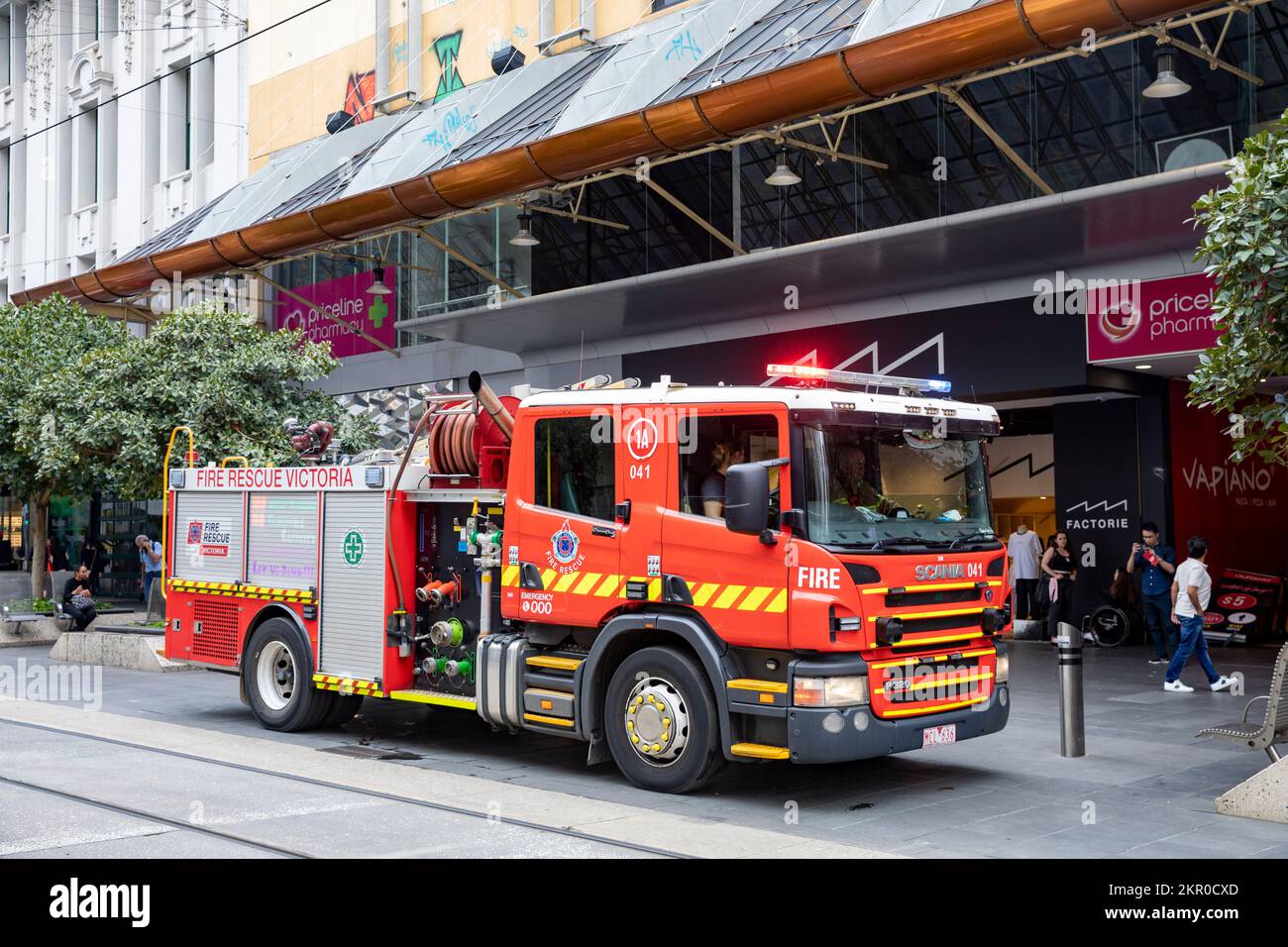Feuerwehrauto im Stadtzentrum von Melbourne, Feuerwehr Victoria, Australien, während die Feuerwehr einen Anruf entgegennimmt, weibliche Fahrerin Stockfoto