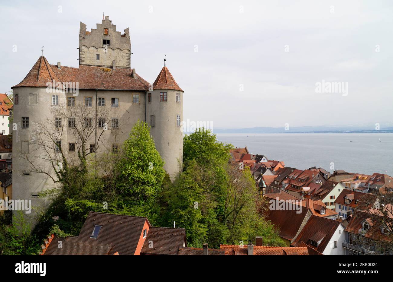 Mittelalterliches Schloss Meersburg oder Burg Meersburg am Bodensee (oder Bodensee) und die Alpen im Hintergrund an einem düsteren Tag (Meersburg, Deutschland) Stockfoto