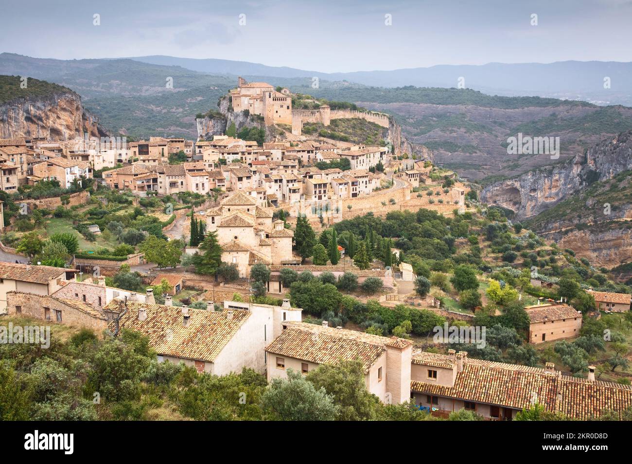 Alquezar historisches Dorf in Huesca, Aragon, Spanien. Einst eine maurische Hügelfestung, wird das Dorf jetzt von der Kirche Santa Maria dominiert. Stockfoto