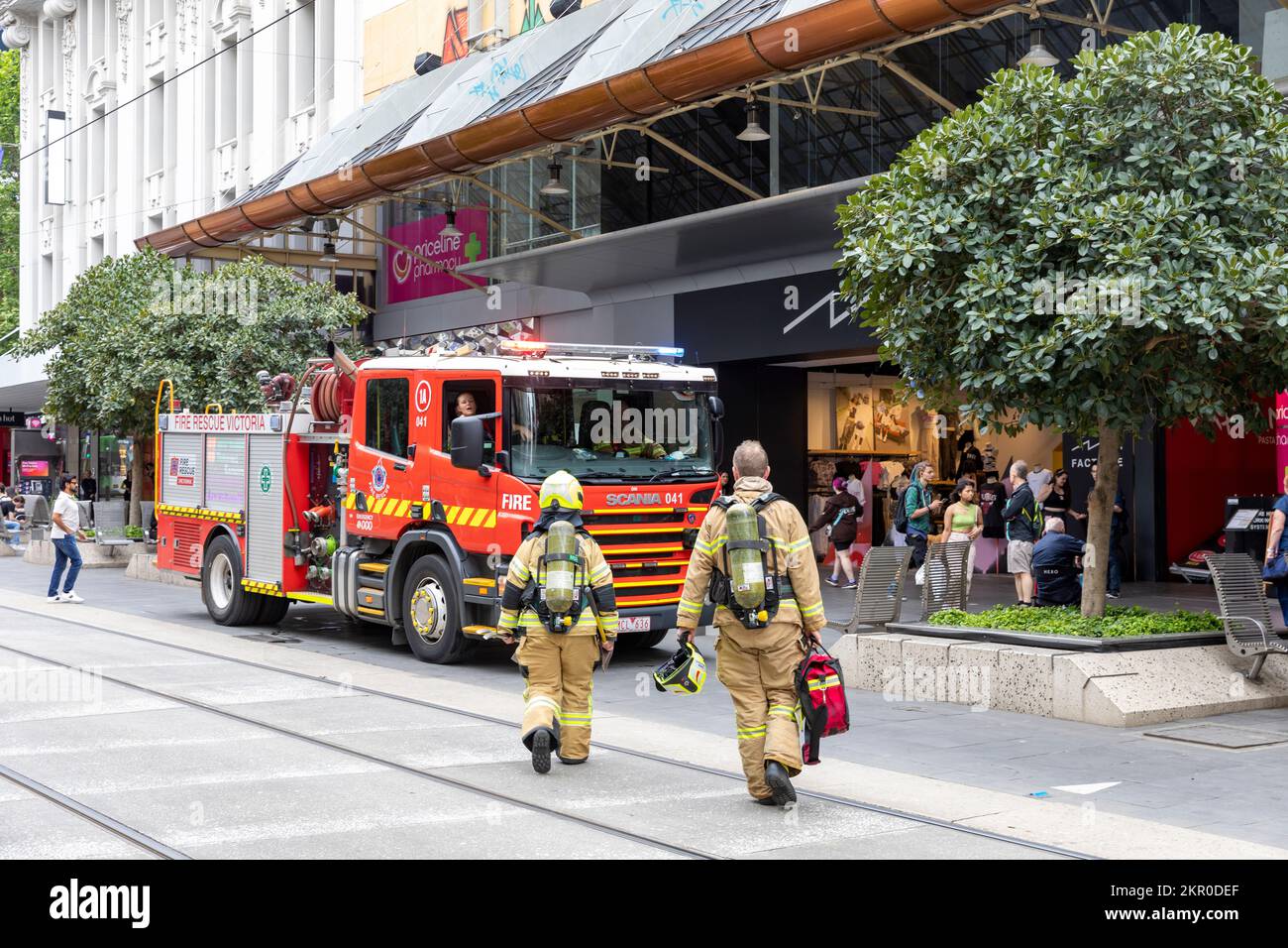 Melbourne Vic Feuerwehr Victoria und Feuerwehrwagen, weibliche und männliche Feuerwehrleute mit Frau Feuerwehrmann, Melbourne, Australien 2022 Stockfoto